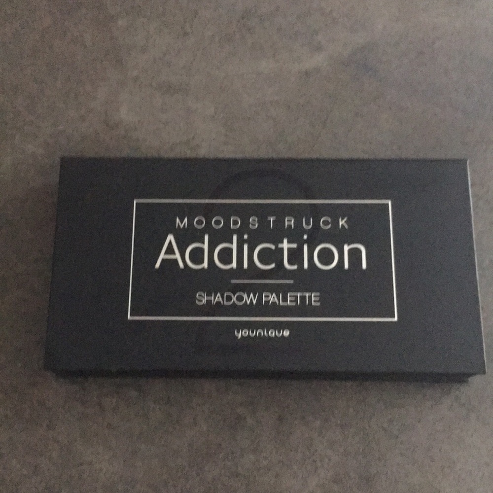 Younique eyeshadow palette